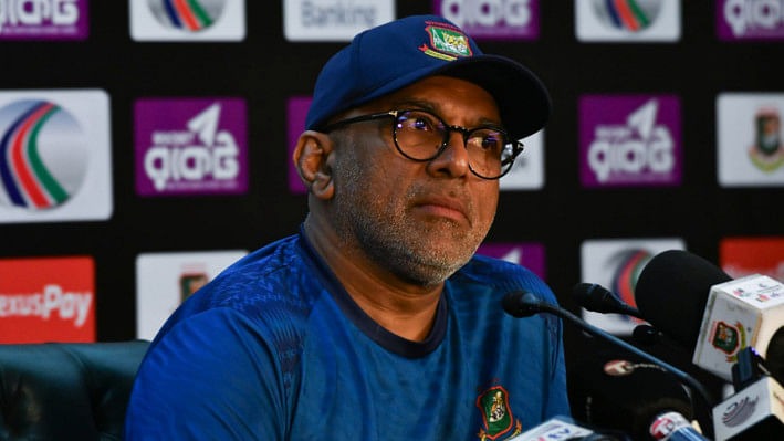 নিজের ভবিষ্যৎ নিয়ে বিসিবির সাথে বসবেন হাথুরু-সিংহে